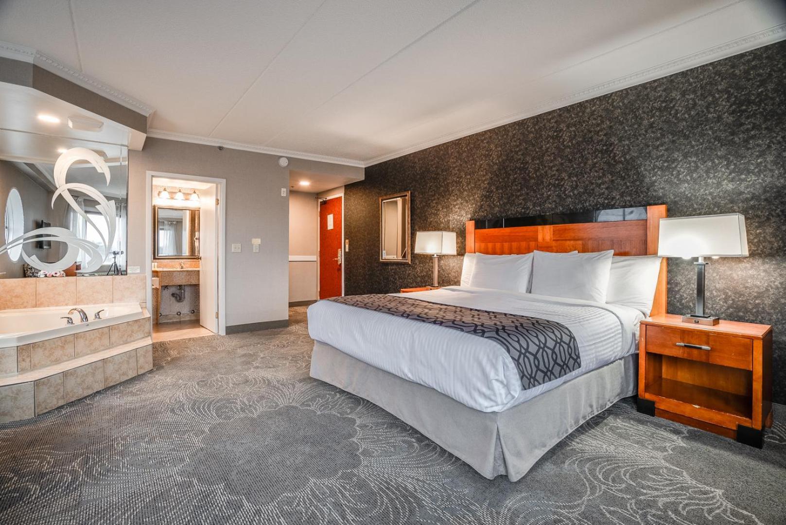 Monte Carlo Inn Barrie - Newly Renovated Екстер'єр фото