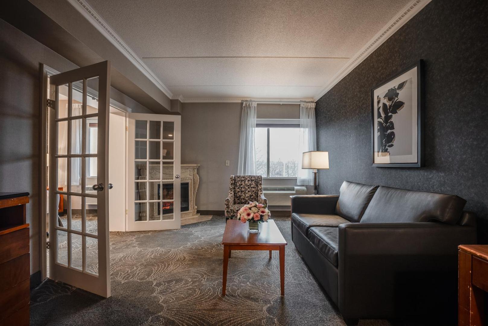 Monte Carlo Inn Barrie - Newly Renovated Екстер'єр фото