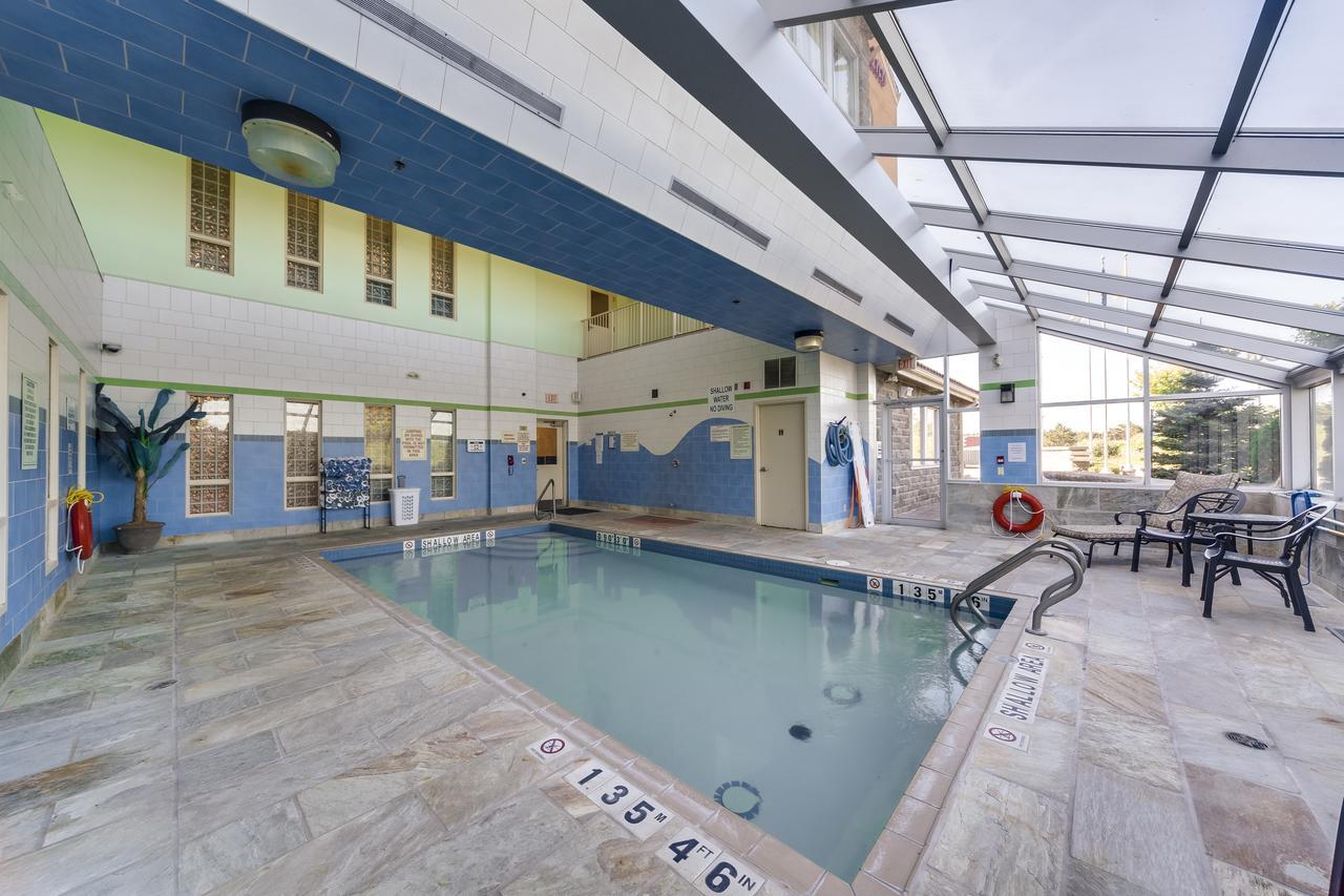 Monte Carlo Inn Barrie - Newly Renovated Екстер'єр фото